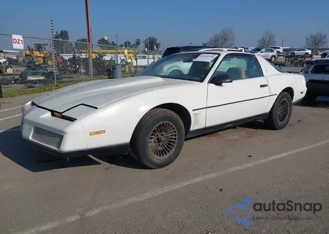 1982 Pontiac Firebird Trans Am z USA, uszkodzony, nr VIN 1G2AW87H7CL564815